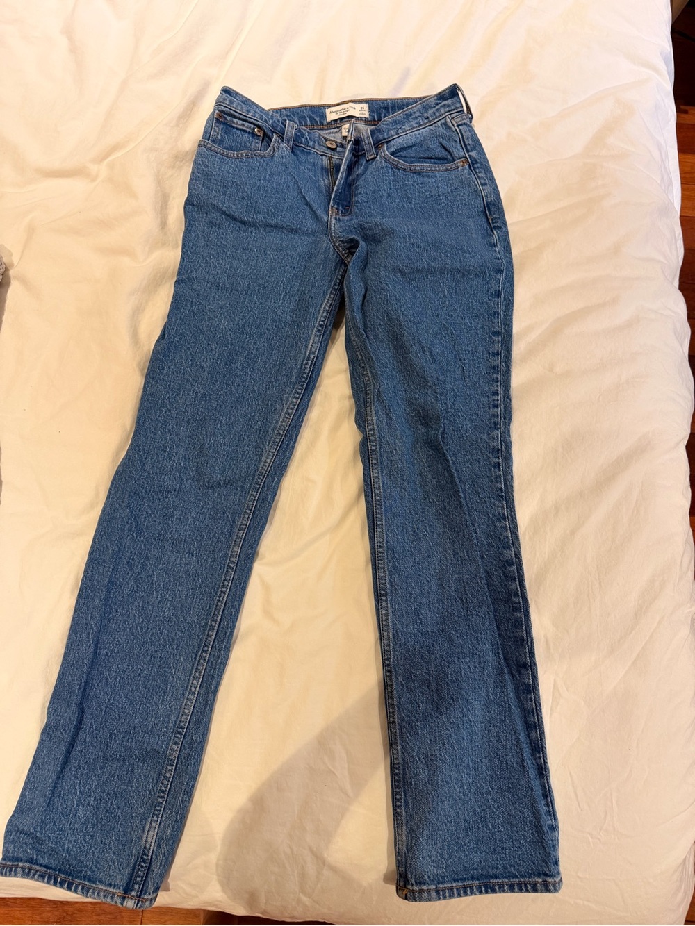 Abercrombie & Fitch Curve Love Straight-Leg Jeans in Medium Blue Wash